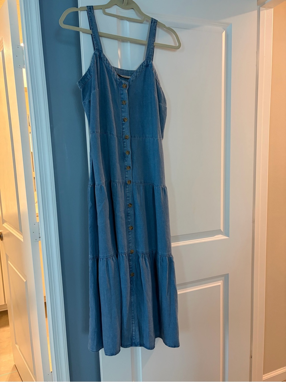Beautiful Chambray Strappy Tiered Button Midi Dress. Size 4.